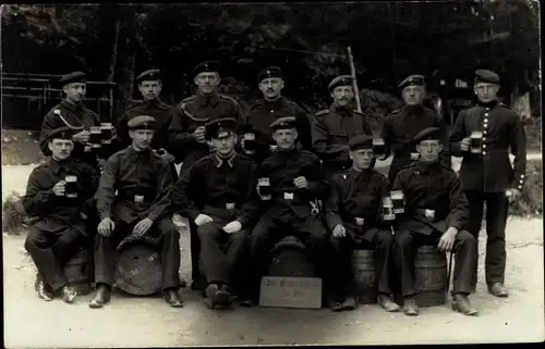 Foto Ak Münsingen in Württemberg, Truppenübungsplatz, Deutsche Soldaten in Uniformen