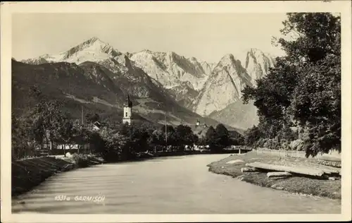 Ak Garmisch Partenkirchen in Oberbayern, Teilansicht, Kirchturm, Gebirge