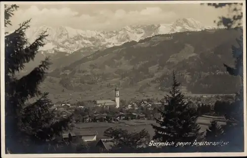 Ak Garmisch Partenkirchen in Oberbayern, Panorama, Kirche, Dreitorspitze