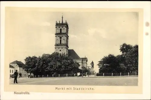 Ak Neustrelitz in Mecklenburg, Markt, Stadtkirche