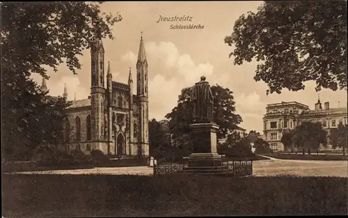 Ak Neustrelitz in Mecklenburg, Schlosskirche, Denkmal