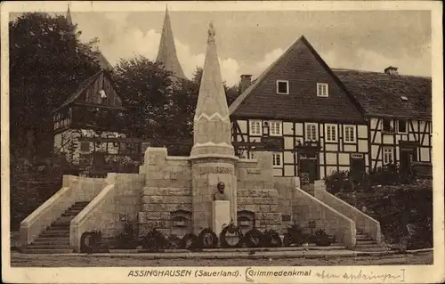 Ak Assinghausen Olsberg im Sauerland, Grimmedenkmal, Fachwerkaus