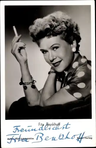Ak Schauspielerin Fita Benkhoff, Portrait mit Zigarette, Autogramm