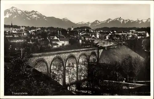 Ak Traunstein in Oberbayern, Gesamtansicht, Eisenbahnbrücke