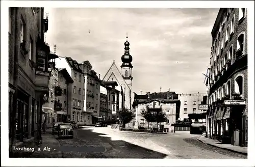 Ak Trostberg an der Alz, Straßenpartie mit Kirche