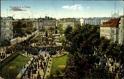 Ak Frankfurt Oder, Blick auf den Wilhelmsplatz, Menschen, Denkmal