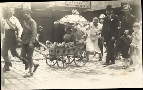 Foto Ak Berlin Neukölln, Kohlenhandlung Karl Hein, Juliusstraße 41, Festzug, geschmückter Wagen