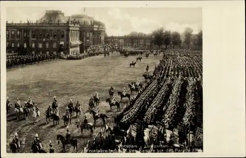 Ak Potsdam, Lustgarten, Parade 1914, Kaiser Wilhelm II. reitet die Front ab