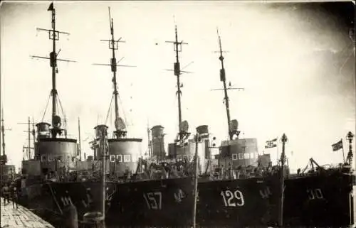 Foto Ak Deutsche Kriegsschiffe, Minensuchboote, 129, 157, 111, 30