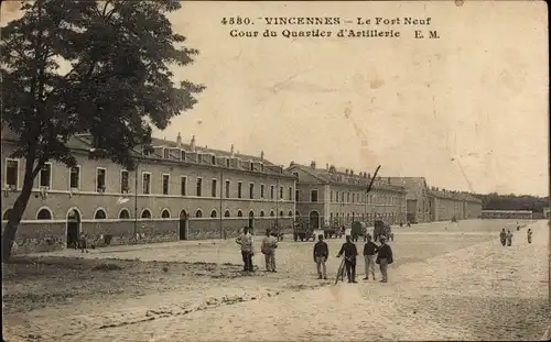 Ak Vincennes Val de Marne, Le Fort Neuf, Cour du Quartier d'Artillerie