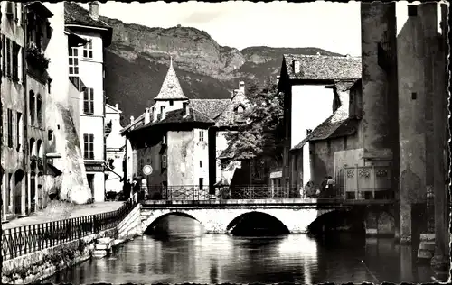 Ak Annecy Haute Savoie, Alte Häuser am Thiou und Pont Morens