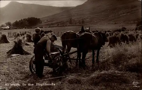 Ak Schottland, Highland, Schottische Tracht, Bauern, Landwirtschaft, Heu, Pferde