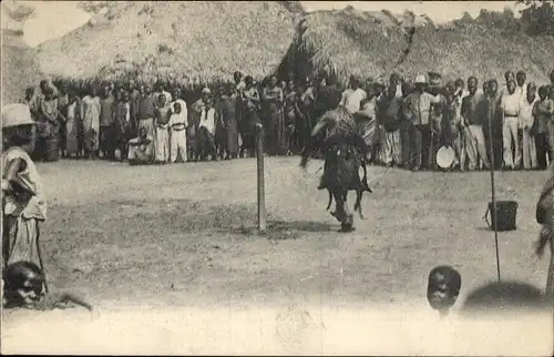 Ak Afrikanisches Dorf, Afrikaner, Dorfanwohner, Fest, Volkstypen in Afrika