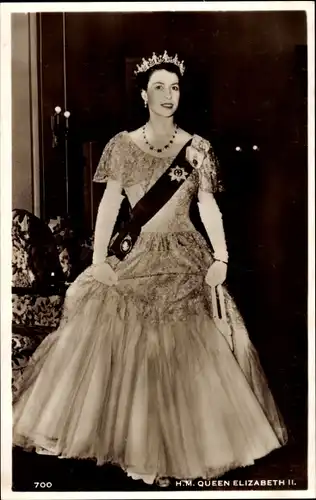 Ak Königin Elisabeth II., Portrait, Kleid, Krone, Britisches Königshaus