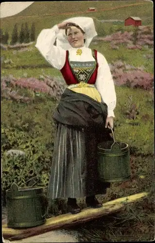 Ak Norwegen, Frau in Volkstracht, Holzeimer, Landschaftsidylle