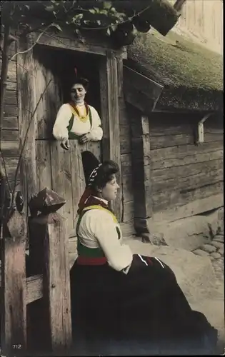 Ak Norwegen, Frau in Volkstracht, Holzhaus