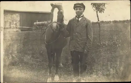 Foto Ak Junger Mann mit Pferd, Portrait, Bauernhof, Fuhrwerk