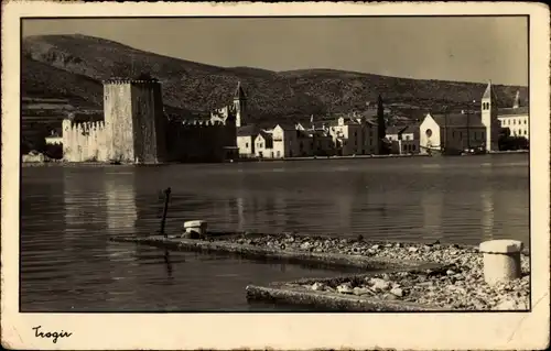 Ak Trogir Kroatien, Stadt vom Ufer aus gesehen, Burg