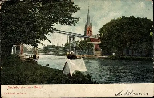 Ak Nederhorst der Berg Nordholland, Frau am Ufer, Brücke, Kirche