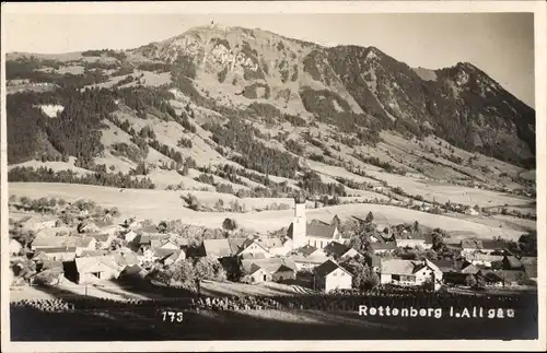 Foto Ak Rettenberg im Allgäu, Gesamtansicht, Kirche