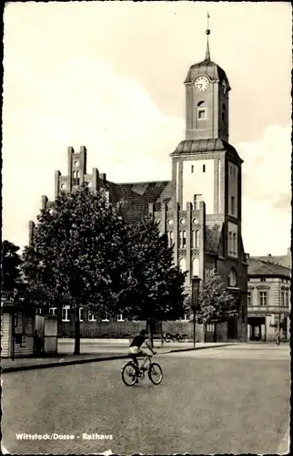 Ak Wittstock Dosse in der Prignitz, Rathaus, Fahrradfahrer