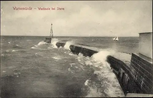 Ak Ostseebad Warnemünde Rostock, Westmole bei Sturm, Segelboot