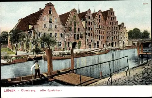 Ak Hansestadt Lübeck, Obertrave, alte Speicher, Boote, Mann