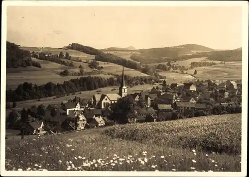 Ak Poppenhausen an der Wasserkuppe Rhön, Totale vom Ort mit Milseburg