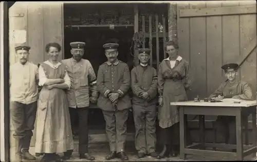 Foto Ak Deutsche Soldaten in Uniformen, Frauen, I WK