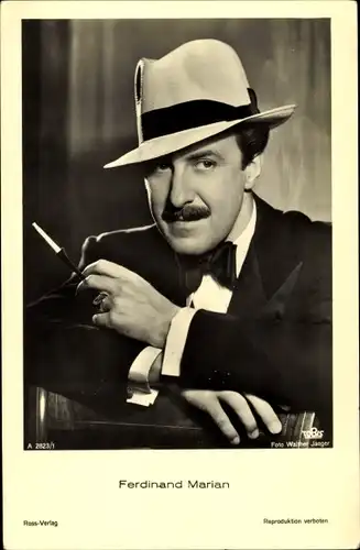 Ak Schauspieler Ferdinand Marian, Portrait mit Hut und Zigarette