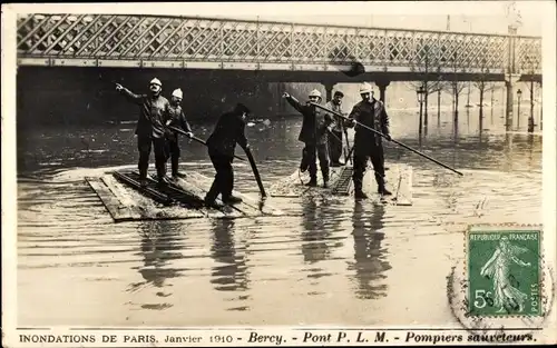 Ak Bercy Paris XII., Überschwemmungen in Paris, Januar 1910, PLM-Brücke, Feuerwehrleute retten