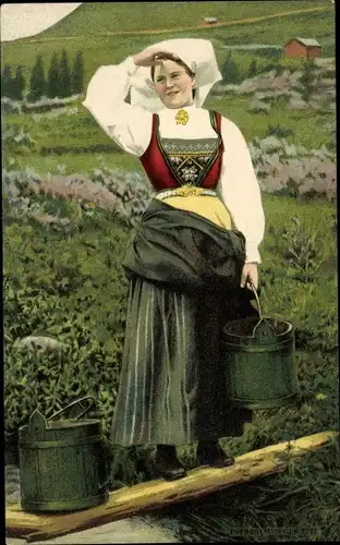 Ak Norwegen, Frau in Volkstracht, Holzeimer, Landschaftsidylle