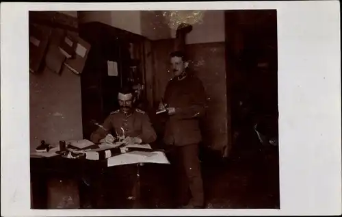 Foto Ak Zwei Soldaten in Uniformen in der Schreibstube