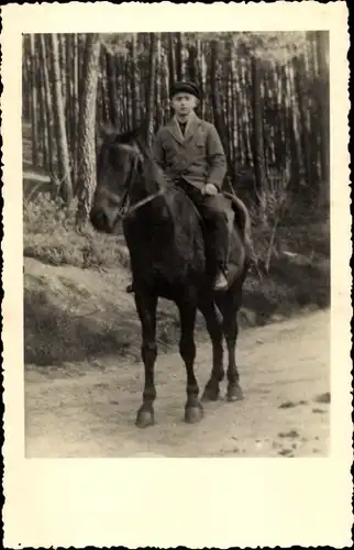 Foto Ak Dresden, Junger Mann auf einem Pferd