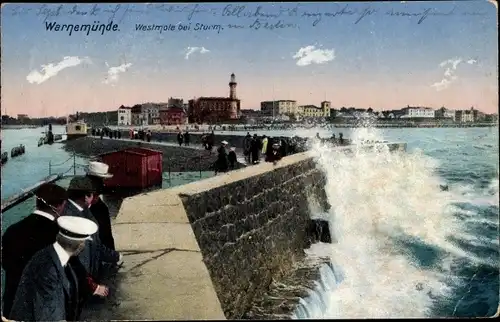 Ak Ostseebad Warnemünde Rostock, Westmole bei Sturm, Leuchtturm