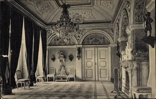 Ak Weesenstein Müglitztal in Sachsen, Schloss Weesenstein, Der Speisesaal, Kronleuchter, Kamin