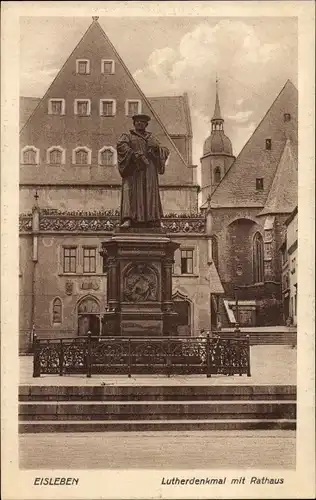 Ak Lutherstadt Eisleben, Lutherdenkmal mit Rathaus