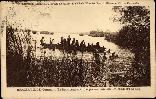 Ak Brazzaville Congo Français, Baden während eines Spaziergangs am Ufer des Kongo