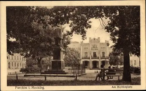 Ak Parchim in Mecklenburg, Moltkeplatz, Denkmal, Hotel
