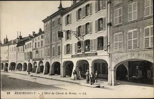 Ak Remiremont Vosges, L'Hôtel du Cheval de Bronze, vue de face, arcades, Librairie de Mme Leduc