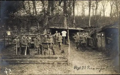 Foto Ak Deutsche Soldaten in Uniform, Unterstände, Feldbahnschienen, Regt. 23