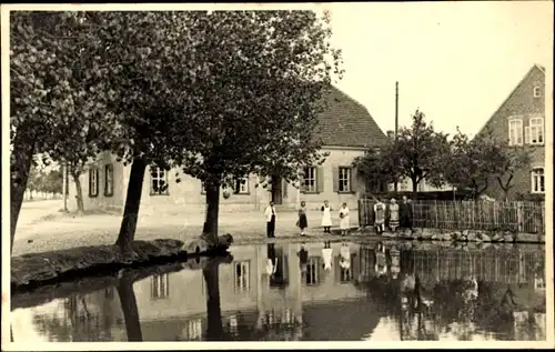 Foto Ak Röglitz Schkopau Saalekreis, Teilansicht, Anwohner am Teich