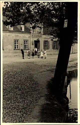 Foto Ak Röglitz Schkopau Saalekreis, Kinder vor dem Gasthaus