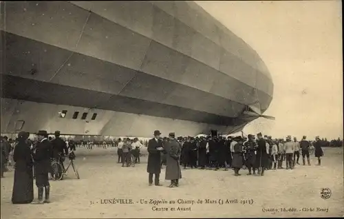 Ak Luneville Meurthe et Moselle, Un Zeppelin au Champ de Mars 1913