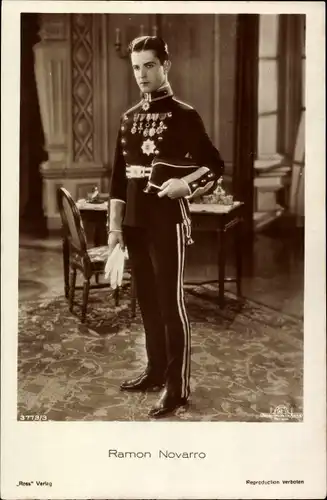 Ak Schauspieler Ramon Novarro, Portrait in Uniform, Ross Verlag 3773 3