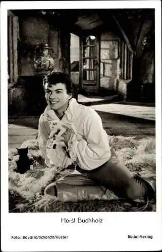 Ak Schauspieler Horst Buchholz, Portrait mit Katze, Filmszene Herrscher ohne Krone