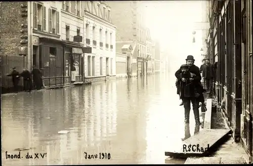 Ak Paris XVVaugirard, überschwemmte Straßen, Männer auf Planken