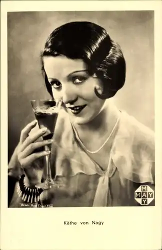 Ak Schauspielerin Käthe Nagy, Sektglas, Perlenkette