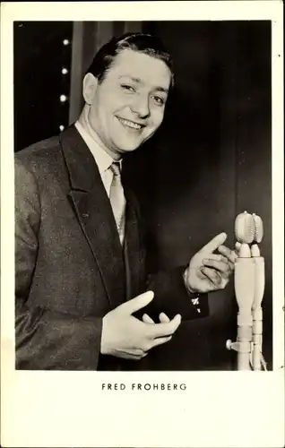 Ak Musiker und Sänger Fred Frohberg, Portrait, Mikrofon