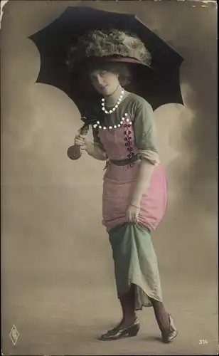 Ak Frau mit Hut und Sonnenschirm